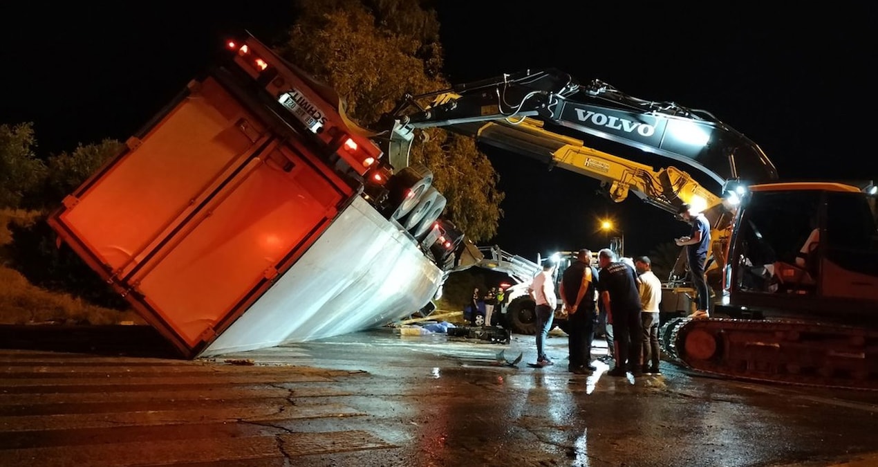 Üzerine tır devrilen 2 kadın hayatını kaybetti